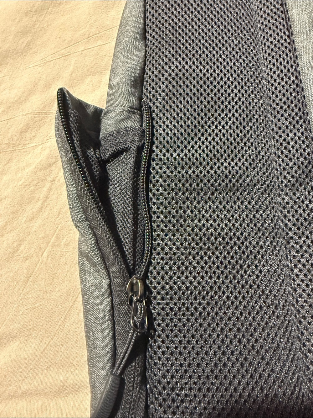 Travelon Charcoal Gray Men’s Sling Crossbody Pack - Picture 3 of 9